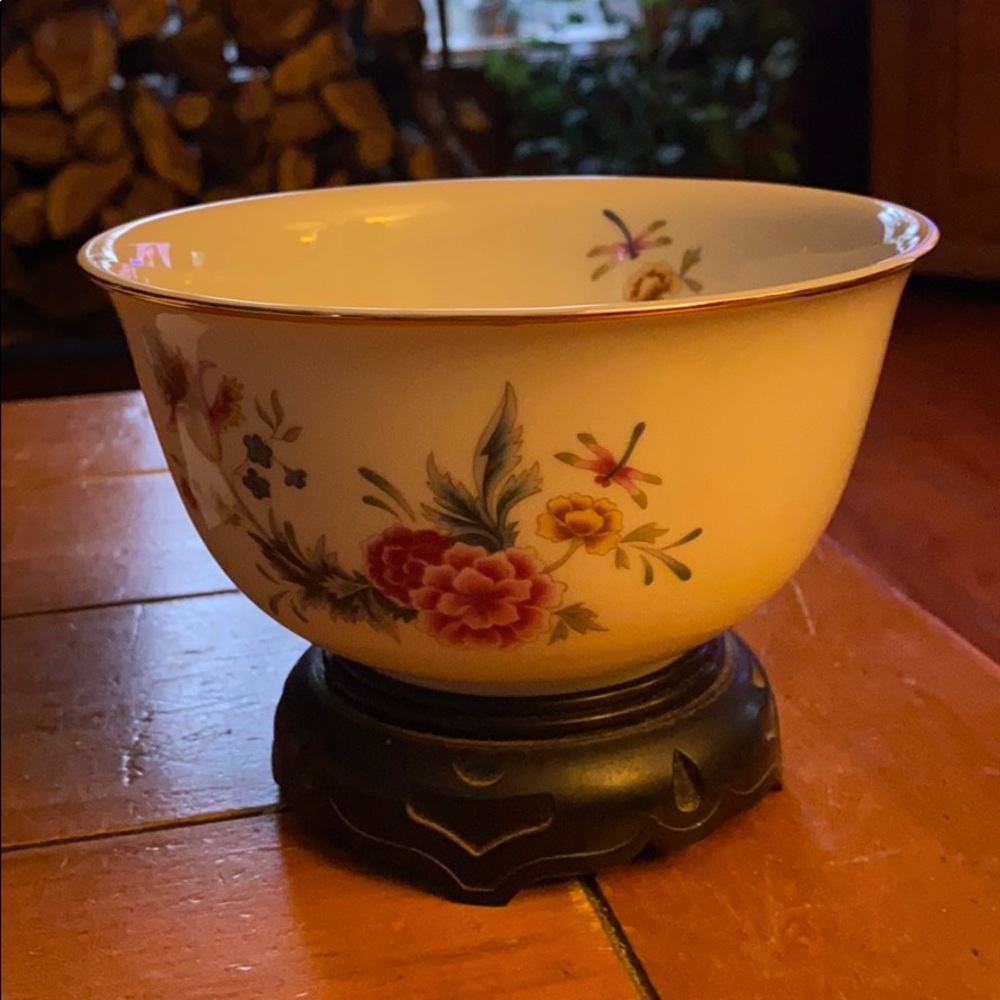 Avon American Heirloom 1981 gold rimmed bowl stand